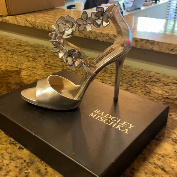 STUNNING metallic 4 inch sandals - Picture 2 of 5